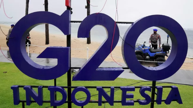 Сотрудник полиции во время подготовки к переговорам глав МИД G20 в Нуса-Дуа, Бали