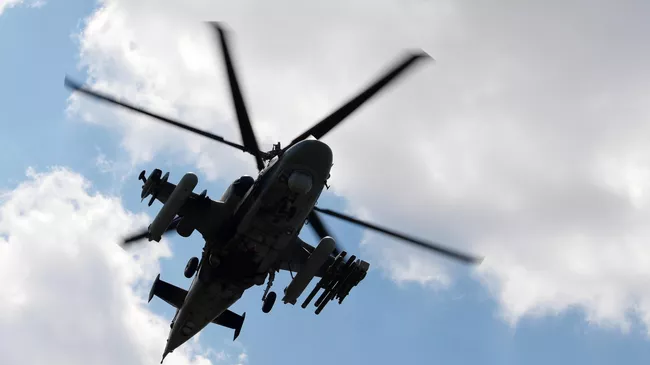 Ударный вертолет Ка-52 ВКС России в небе над аэродромом базирования в зоне проведения специальной военной операции на Украине