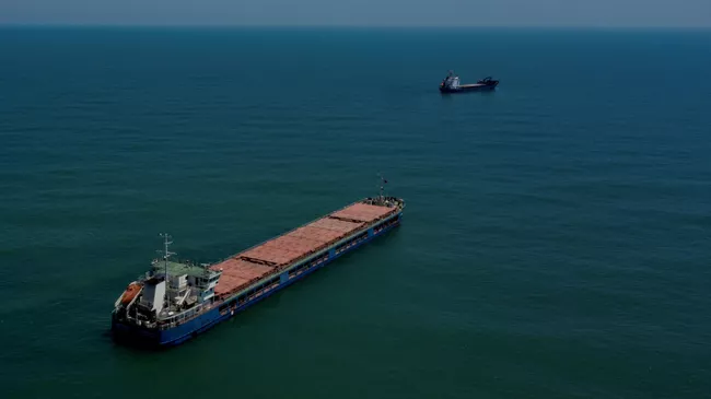 Судно Жибек Жолы у побережья Черного моря в Турции
