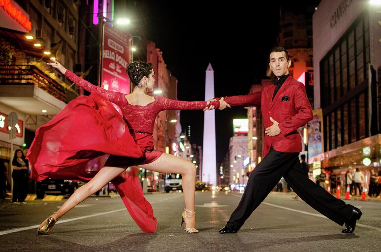Танго на улице Корриентес в Буэнос-Айресе Танго на улице Корриентес в Буэнос-Айресе