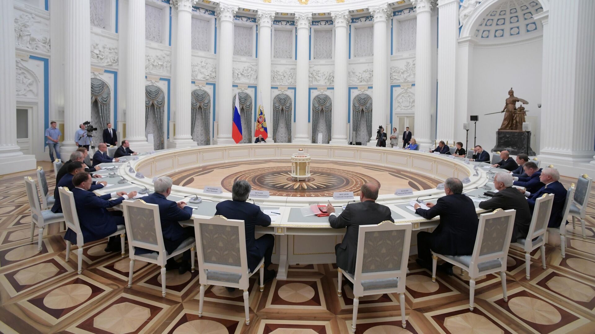 Президент России Владимир Путин во время встречи c руководителями и лидерами фракций Государственной Думы РФ Президент России Владимир Путин во время встречи c руководителями и лидерами фракций Государственной Думы РФ - РИА Новости, 1920, 07.07.2022