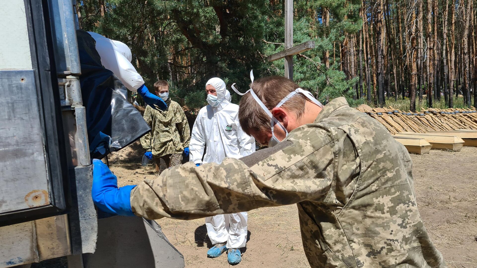 Украинские военнослужащие помогают хоронить своих сослуживцев в Старобельске. Архивное фото - РИА Новости, 1920, 30.10.2023