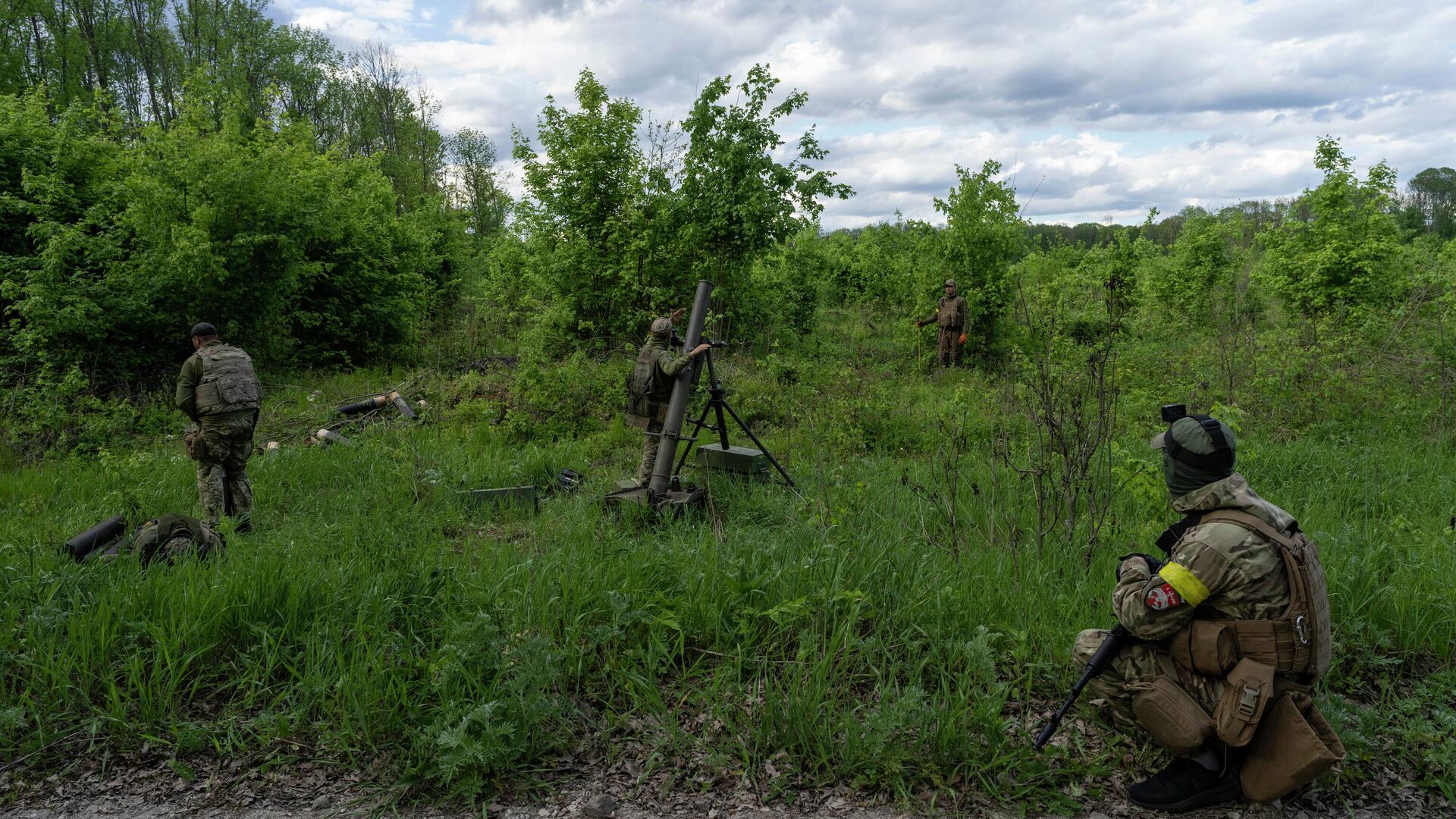 Украинские военнослужащие совместно с иностранными наемниками ведут огонь из минометов  в Харьковской области - РИА Новости, 1920, 07.11.2022