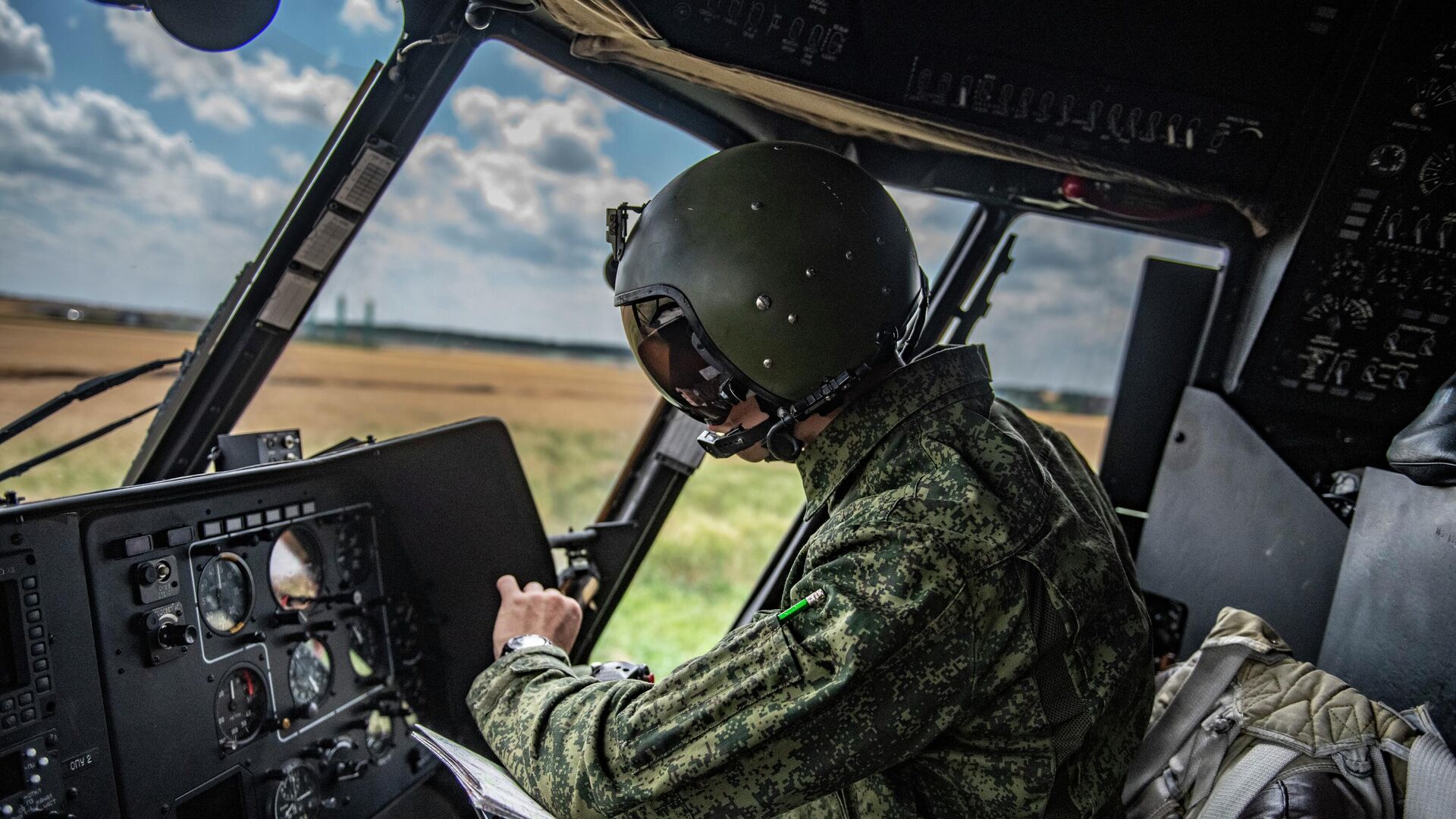 Военный летчик в кабине вертолета Ми-8МТВ на полевом аэродроме в зоне проведения специальной военной операции - РИА Новости, 1920, 18.08.2022