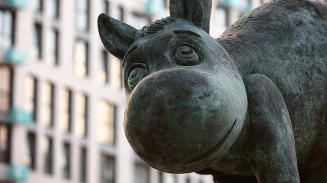 Памятник Муми-троллям скульпторов Кирилла и Дениса Бобылевых из Санкт-Петербурга и Владимира Трулова из Пензы на городской площади Туве Янссон в жилом комплексе Скандинавия в Новой Москве