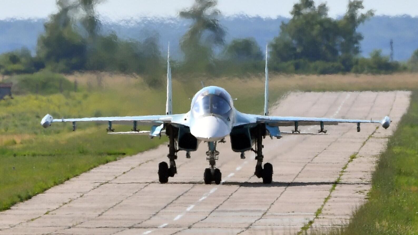 Посадка на аэродром истребителя-бомбардировщика ВКС России Су-34, задействованного в специальной военной операции - РИА Новости, 1920, 16.07.2022