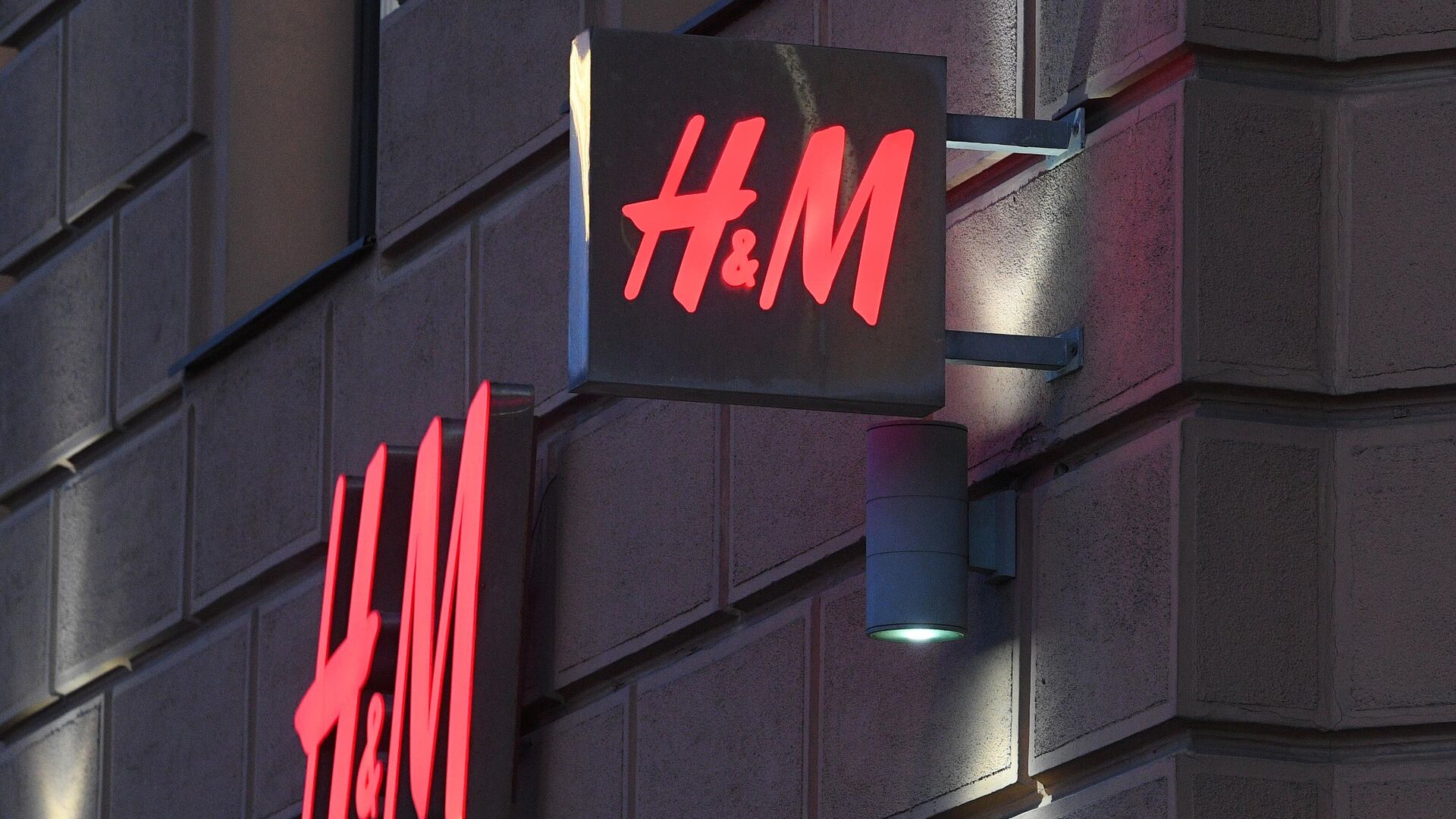 Логотип магазина одежды H&M на Тверской улице в Москве - РИА Новости, 1920, 28.07.2022