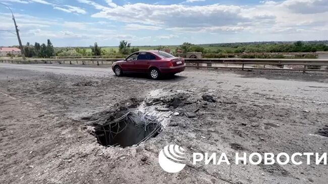 Последствия обстрела Антоновского моста в Херсоне. Кадр видео