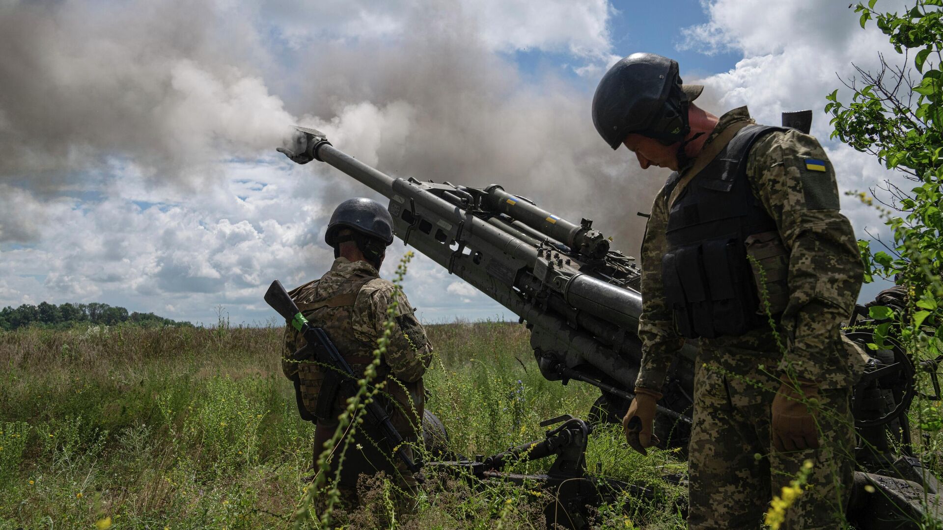 Украинские военнослужащие ведут огонь из гаубицы M777 - РИА Новости, 1920, 17.03.2023