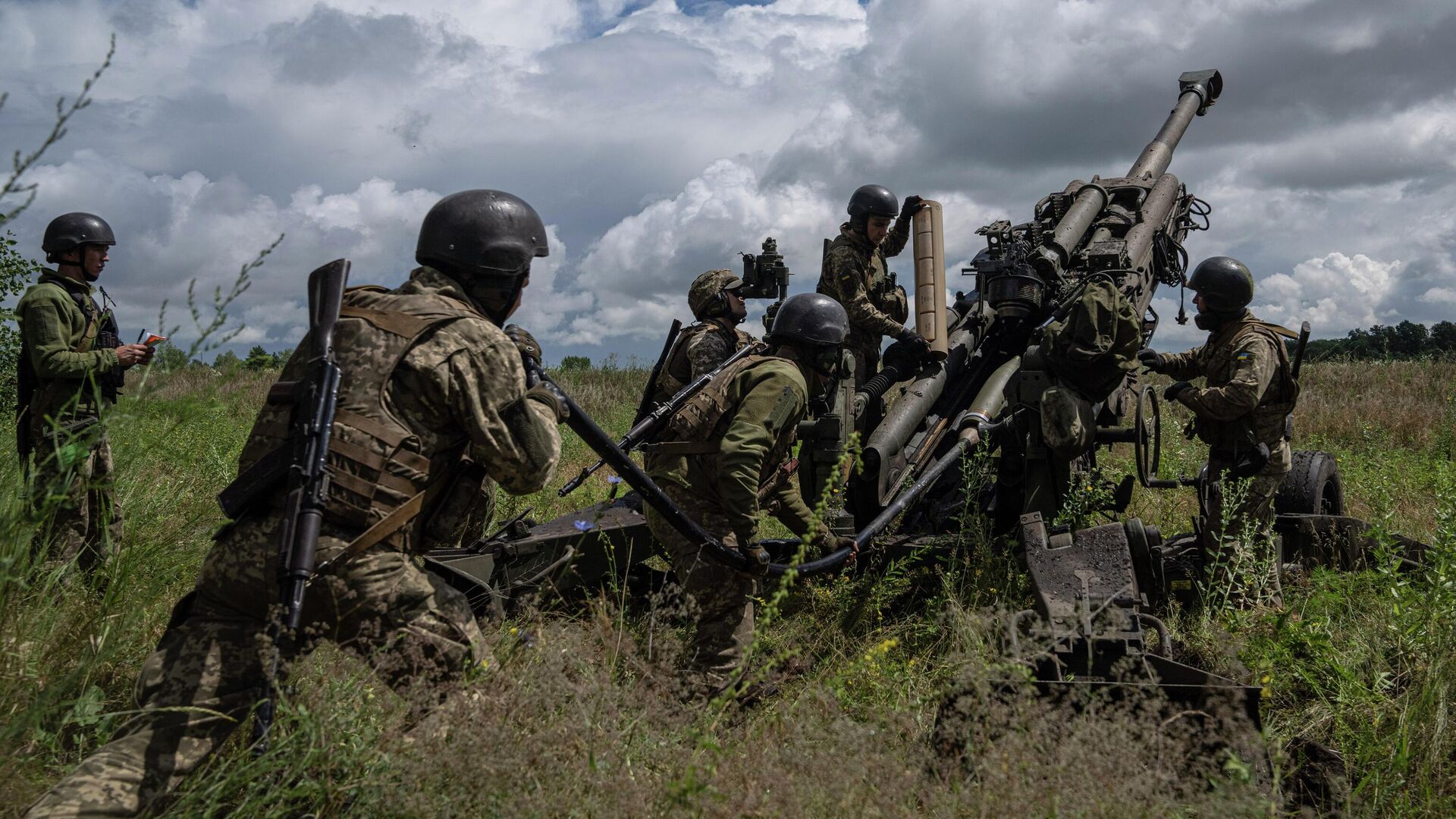 Украинские военнослужащие ведут огонь из гаубицы M777 - РИА Новости, 1920, 04.08.2023