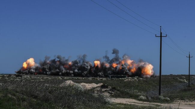 Управляемый подрыв обнаруженных мин во время разминирования военнослужащими подразделения инженерно-сапёрной бригады ВС РФ противотанковых мин на Арабатской стрелке, соединяющей Крым с Херсонской областью по Азовскому морю.

