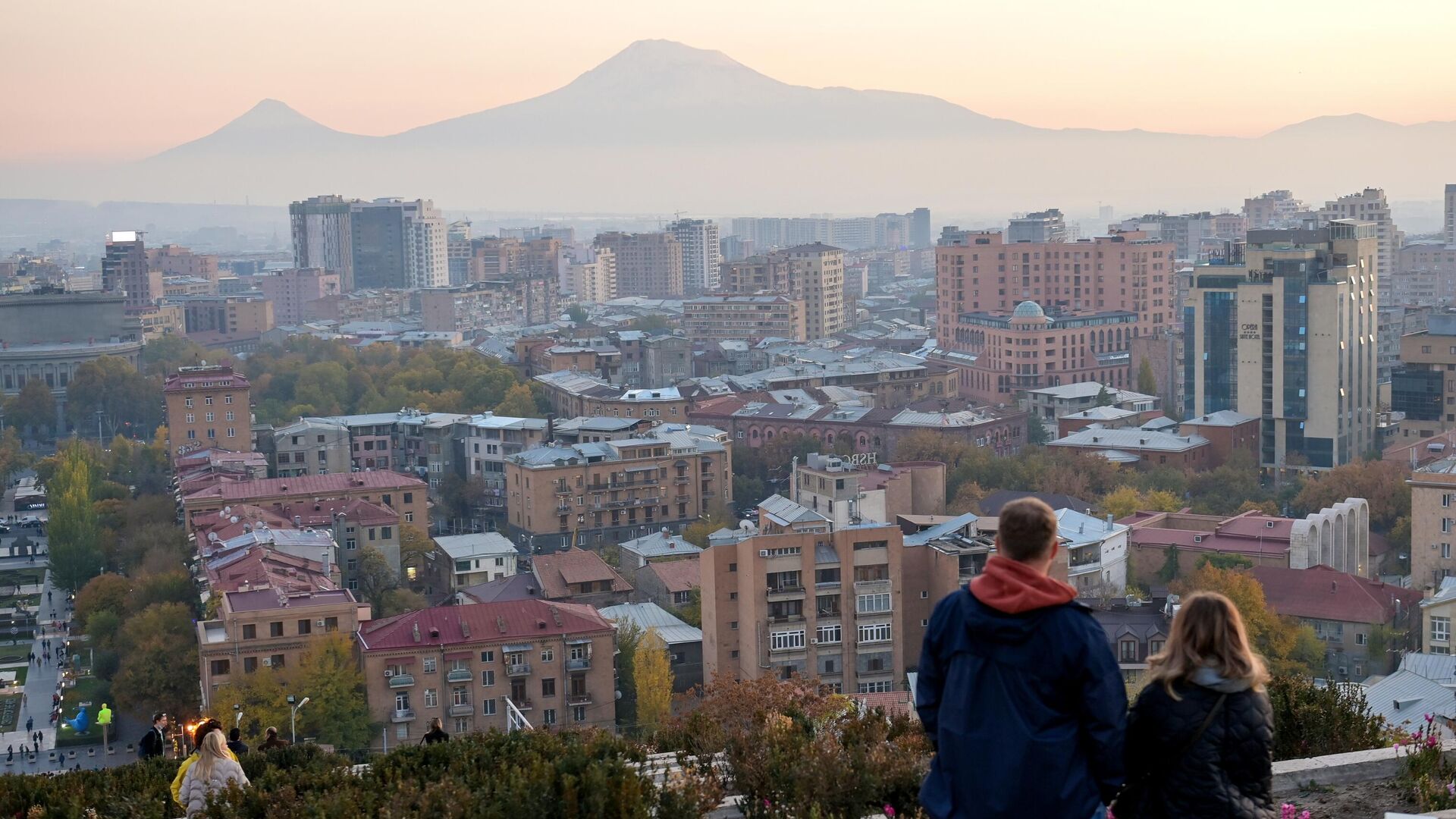 Вид на Ереван с архитектурно-монументального комплекса Каскад. На дальнем плане гора Арарат - РИА Новости, 1920, 14.08.2022