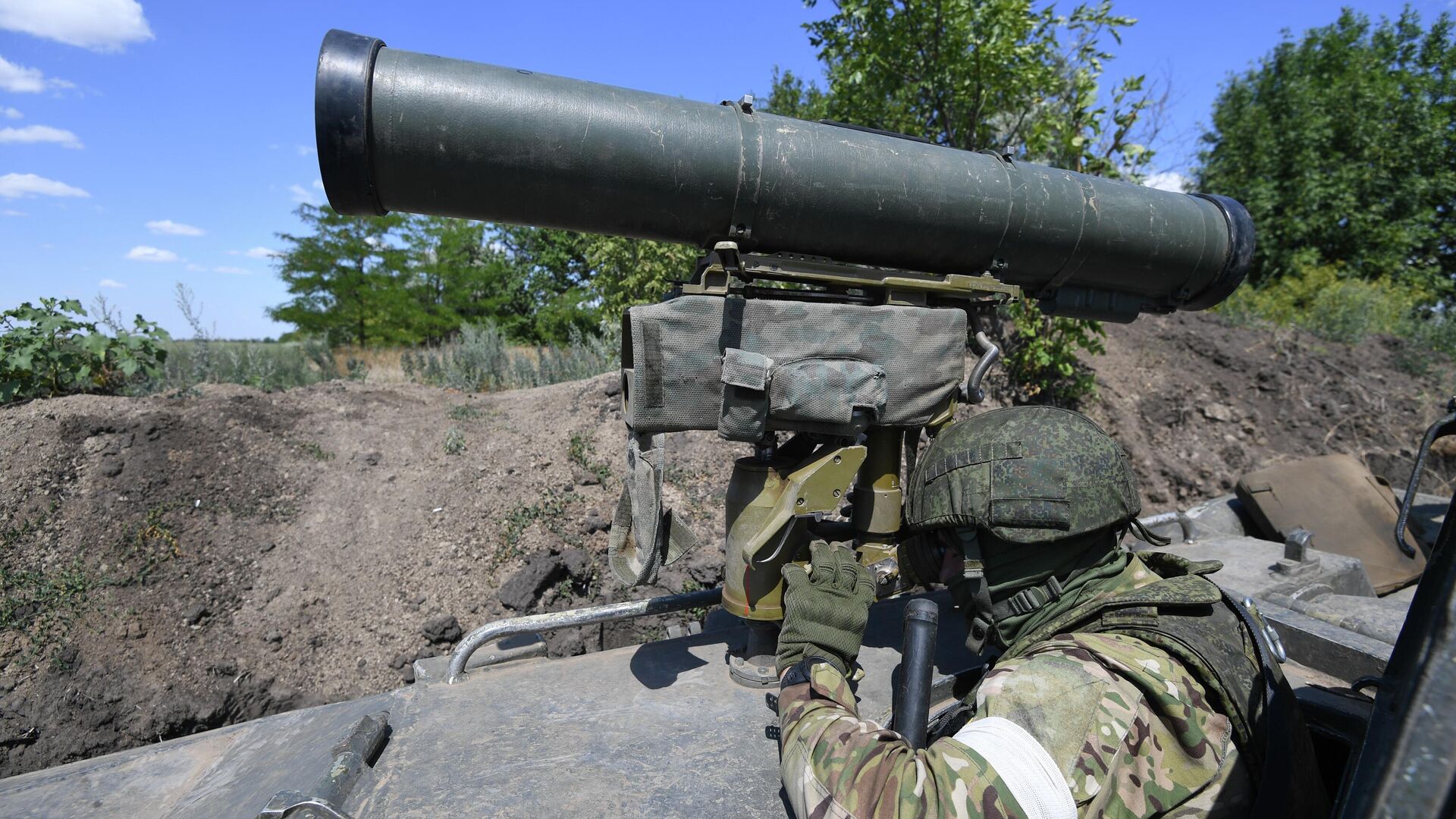 Военнослужащий десантной противотанковой батареи ВДВ управляет с боевой машины десанта противотанковой ракетой Корнет - РИА Новости, 1920, 10.04.2023