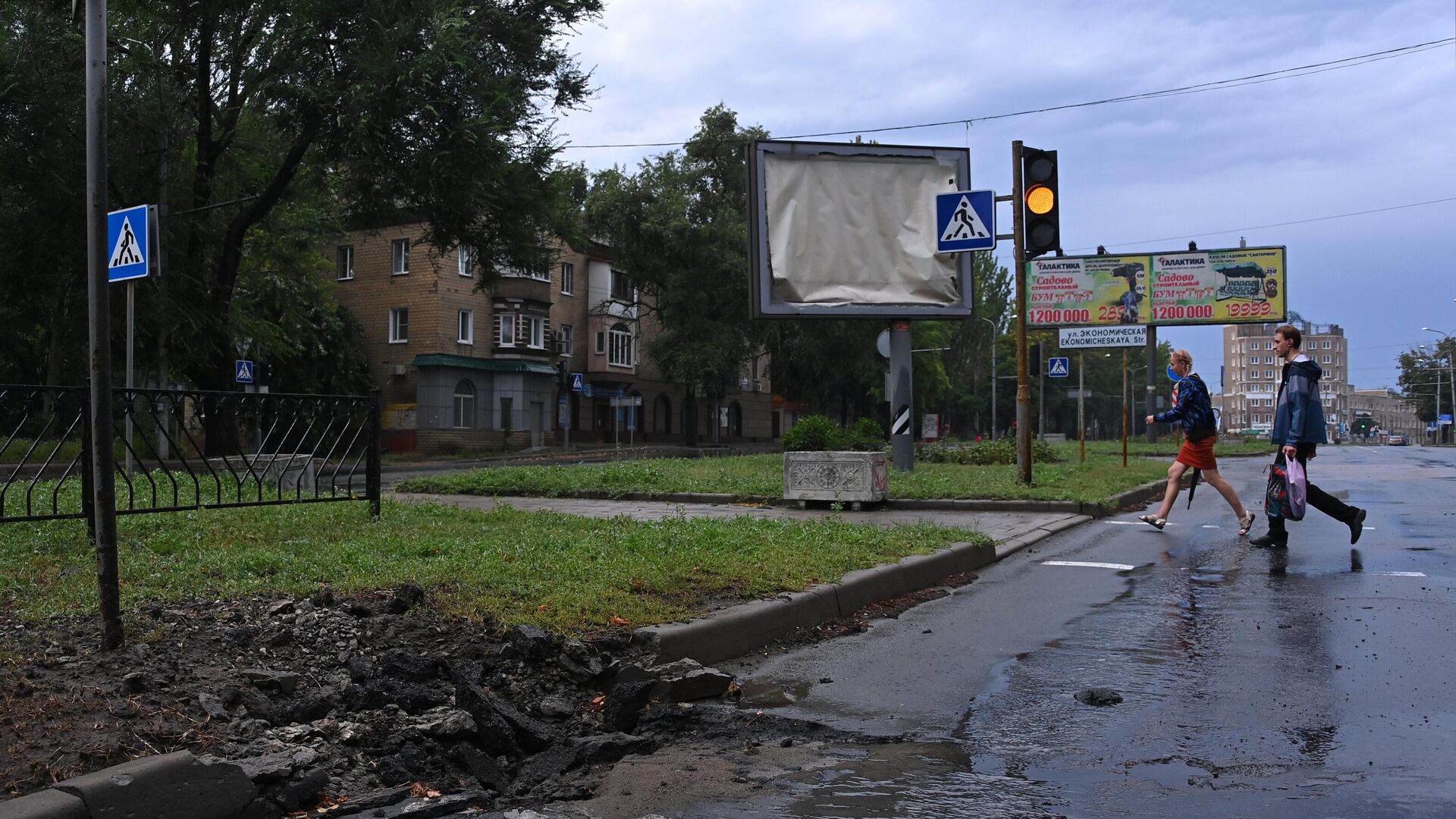 Воронка от снаряда после обстрела со стороны ВСУ Киевского района Донецка. - РИА Новости, 1920, 26.08.2022