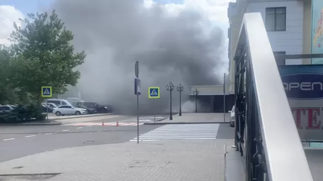 Последствия артиллерийского обстрела Донецка со стороны ВСУ. Кадр из видео