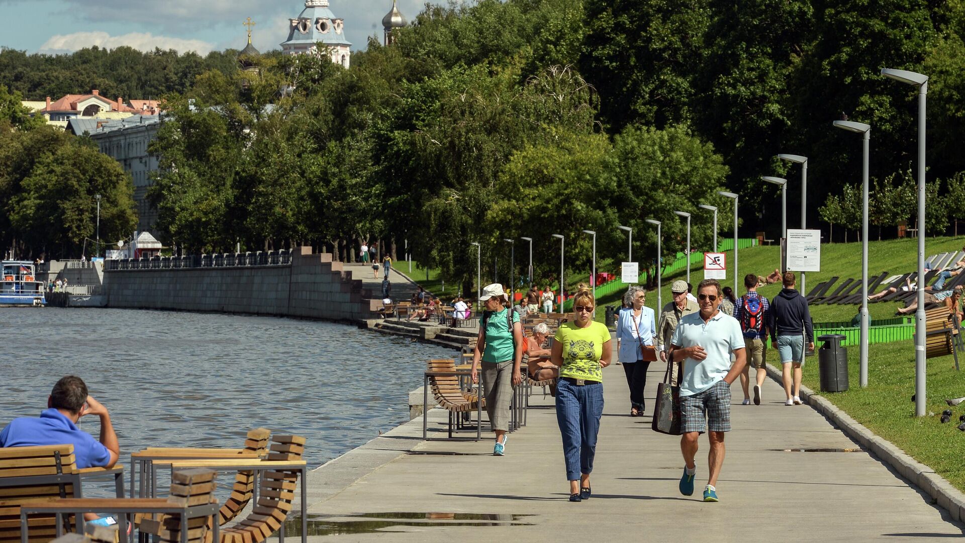 Отдыхающие на территории природного заказника Воробьевы горы в Москве - РИА Новости, 1920, 25.08.2022