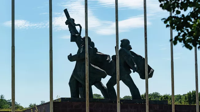 Памятник воинам Советской Армии - освободителям Советской Латвии и Риги от немецко-фашистских захватчиков в парке Победы в Риге