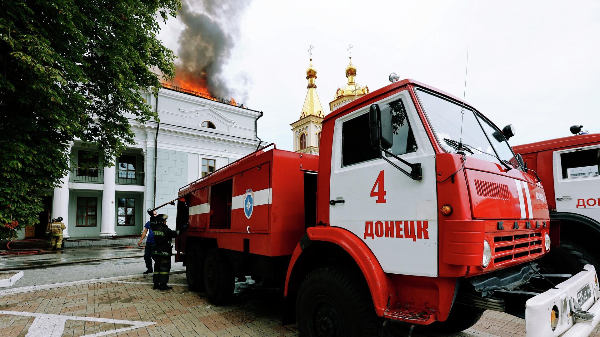 Сотрудники противопожарной службы МЧС ДНР тушат пожар. Архивное фото - РИА Новости, 1920, 10.08.2022