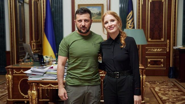 Президент Украины Владимир Зеленский и американская актриса Джессика Честейн во время встречи