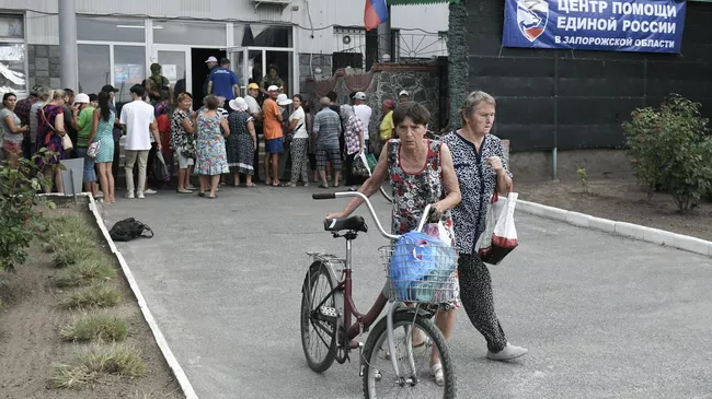 Жители Запорожской области у центра гуманитарной помощи Единой России в селе Вознесенка Мелитопольского района