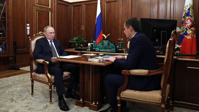  Президент РФ Владимир Путин и губернатор Белгородской области Вячеслав Гладков во время встречи