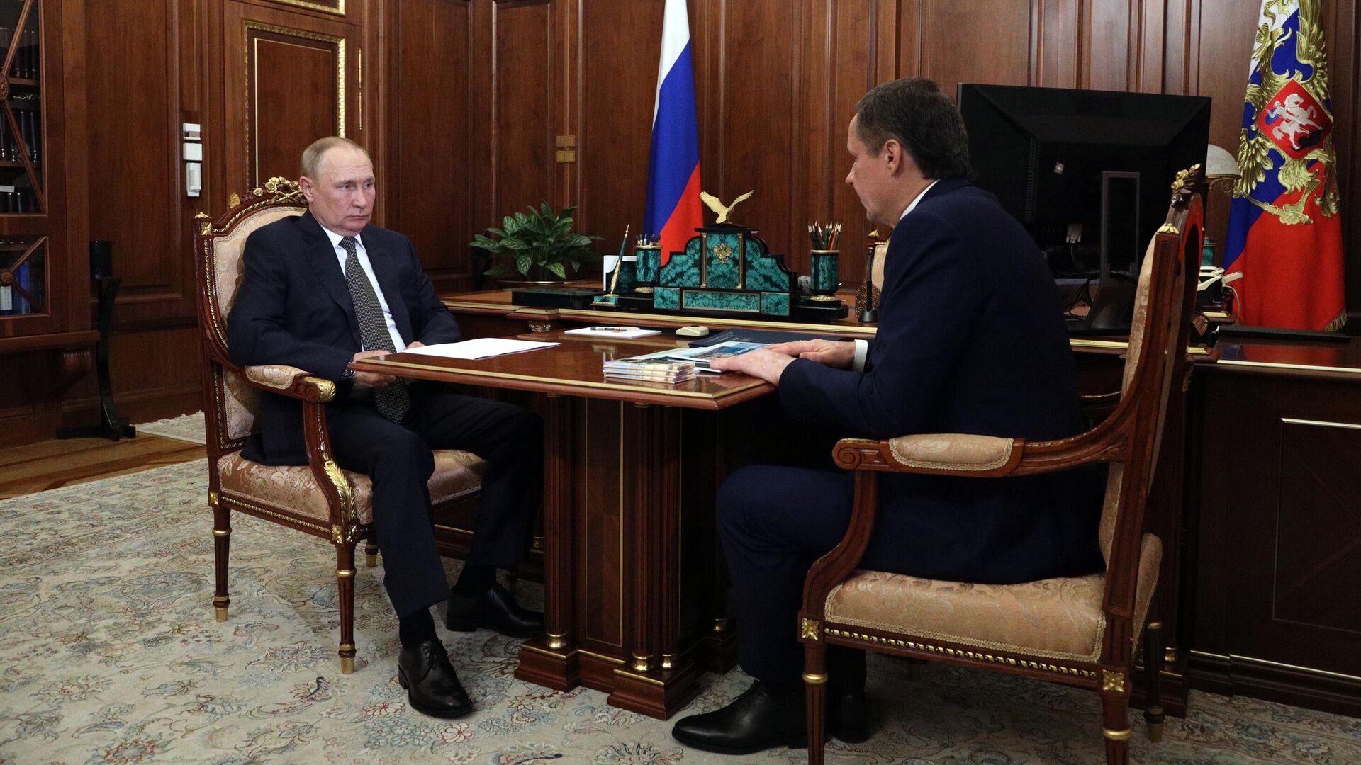 Президент РФ Владимир Путин и губернатор Белгородской области Вячеслав Гладков во время встречи Президент РФ Владимир Путин и губернатор Белгородской области Вячеслав Гладков во время встречи - РИА Новости, 1920, 08.08.2022
