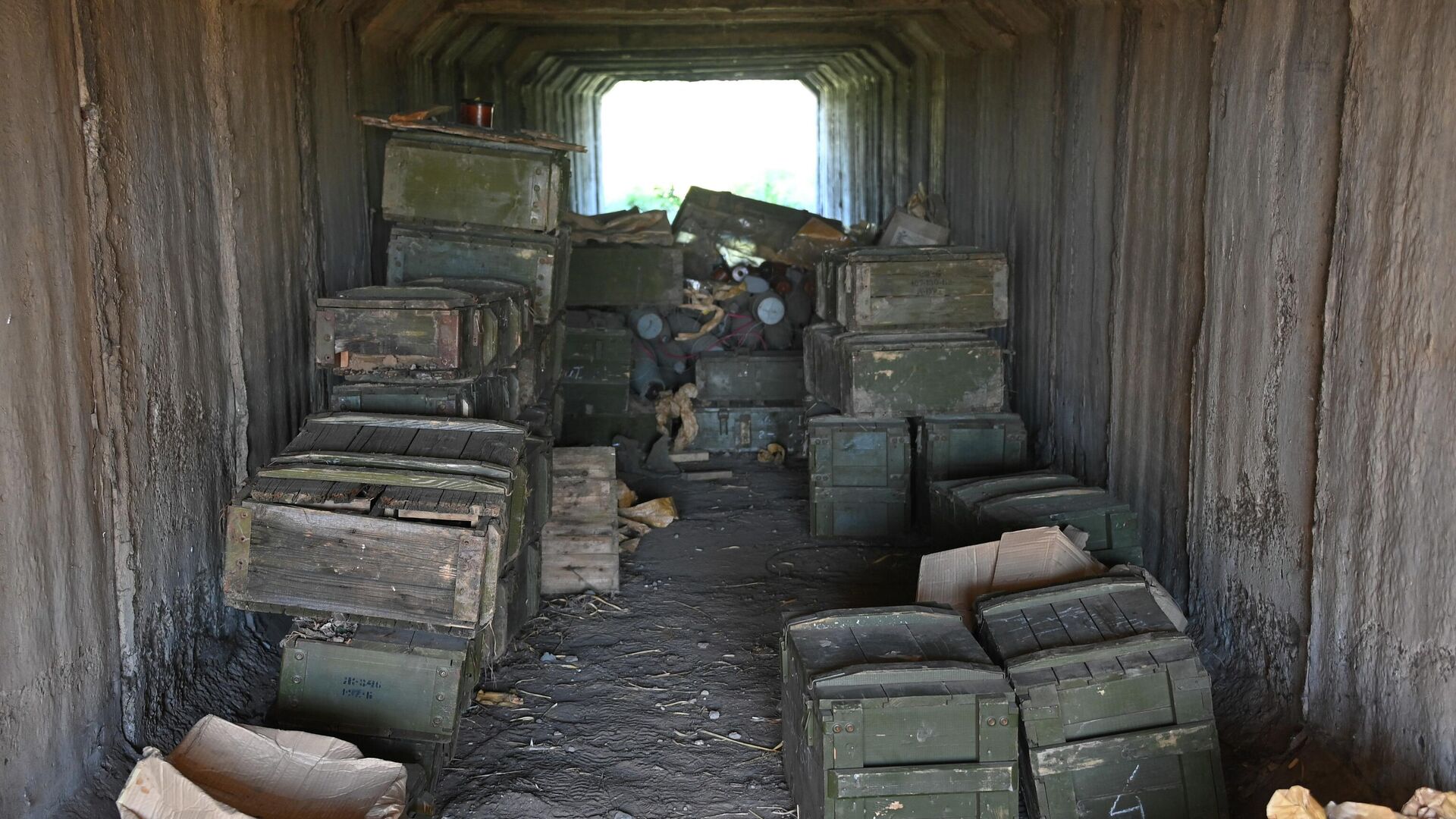 Боеприпасы и ящики с тротилом, оставленные украинскими военными. Архивное фото - РИА Новости, 1920, 28.10.2023