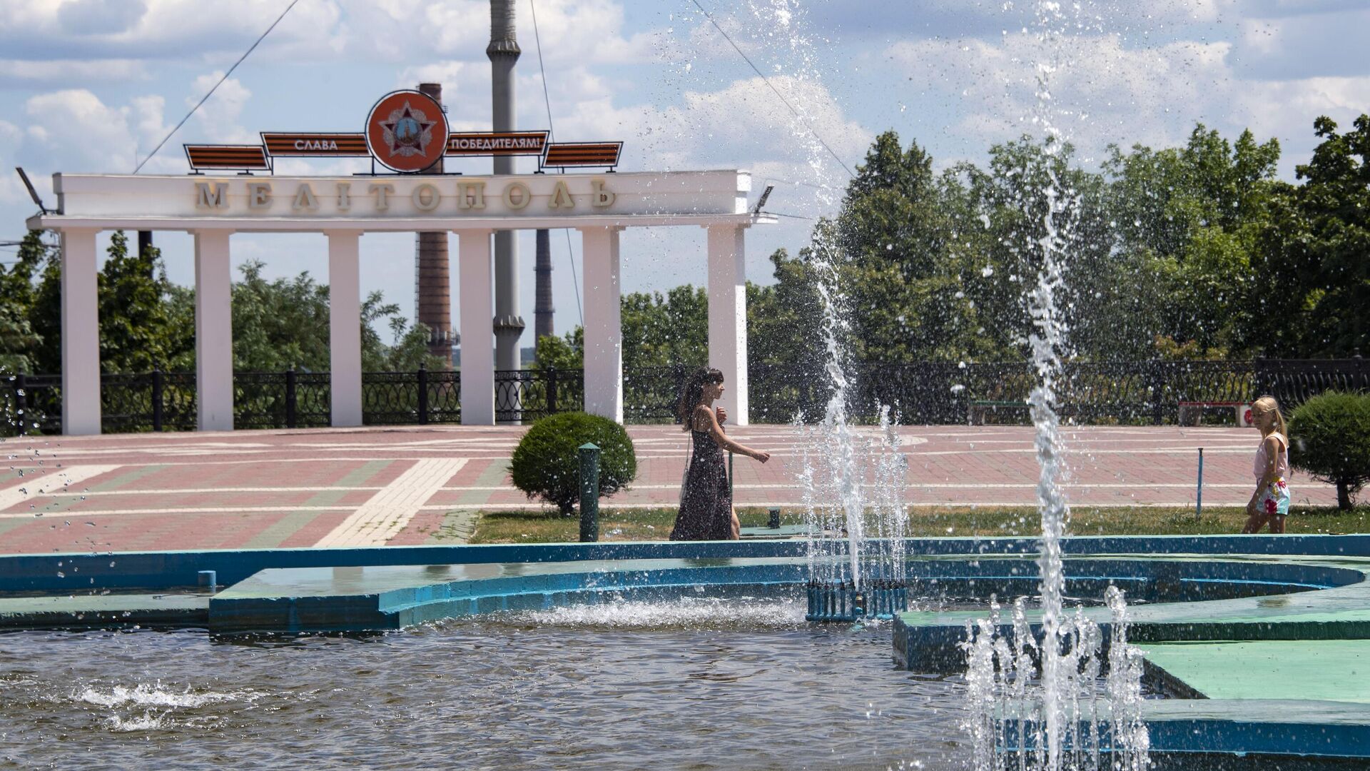 Прохожие на площади Победы в Мелитополе - РИА Новости, 1920, 29.08.2022
