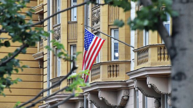 Флаг на здании посольства США в Москве