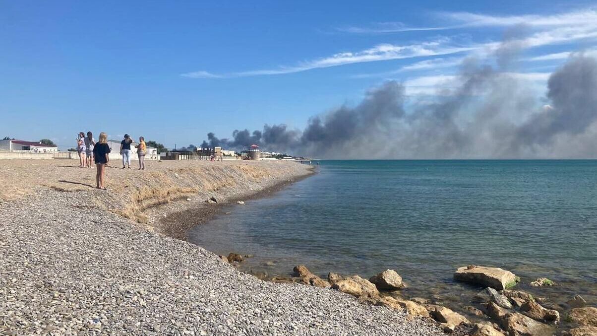 Дым от взрыва в крымском поселке Новофедоровка - РИА Новости, 1920, 09.08.2022