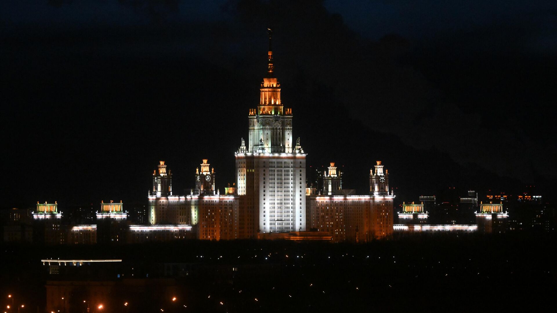 Здание Московского государственного университета имени М. В. Ломоносова на Воробьевых горах с включенной подсветкой - РИА Новости, 1920, 02.07.2024