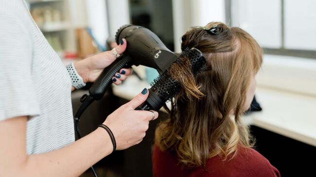 Девушка в салоне красоты