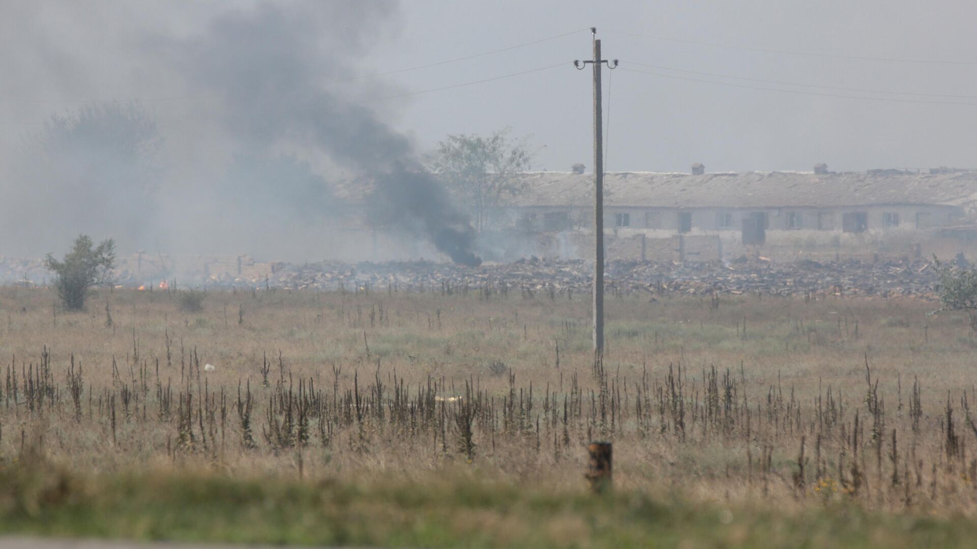 Дым в селе Майское, где на военном складе произошла детонации боеприпасов - РИА Новости, 1920, 16.08.2022