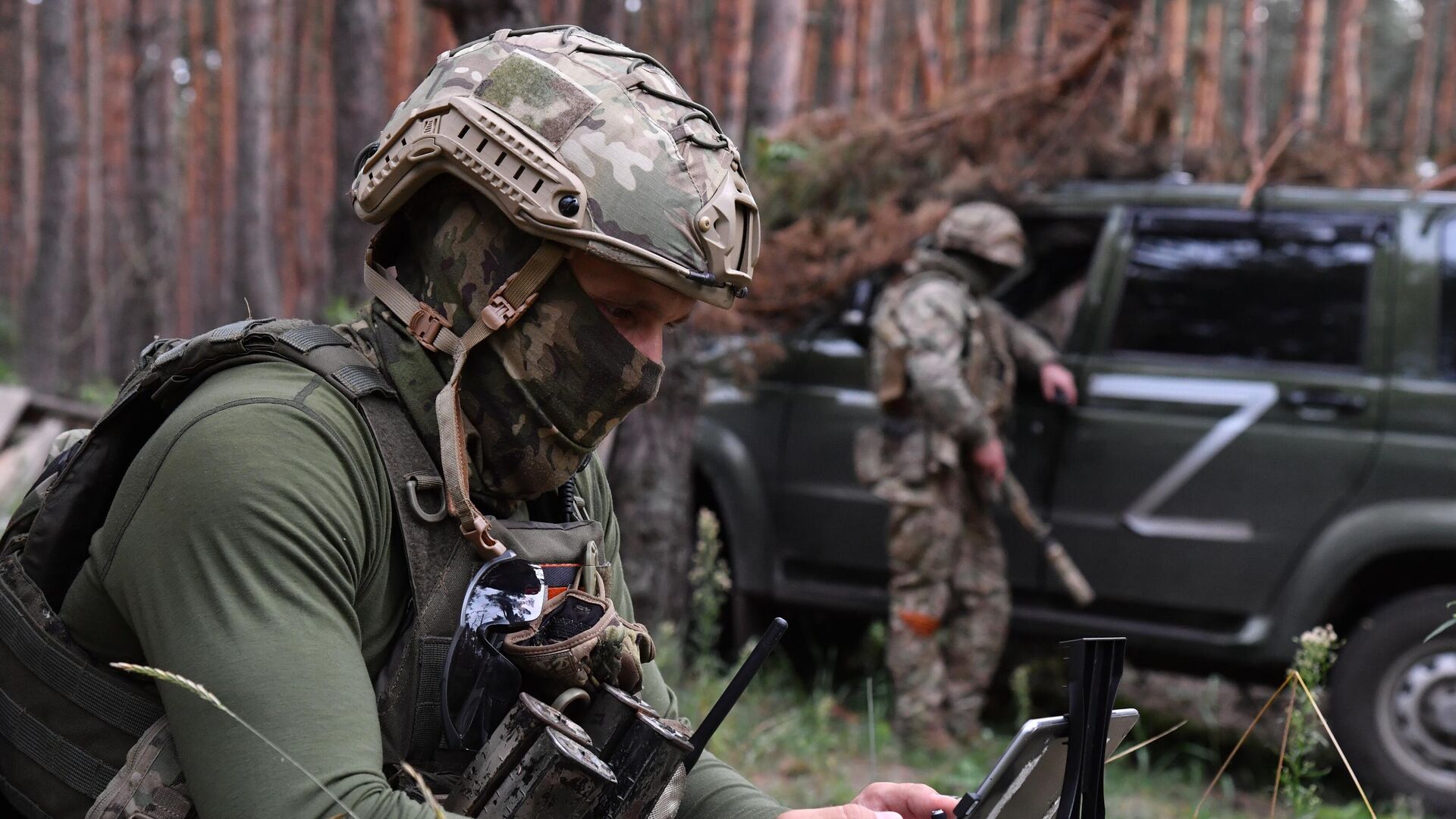 Военнослужащий ВС РФ проводит артиллерийскую разведку противника с помощью коптера рядом с линией боевого соприкосновения в Харьковской области - РИА Новости, 1920, 29.08.2022