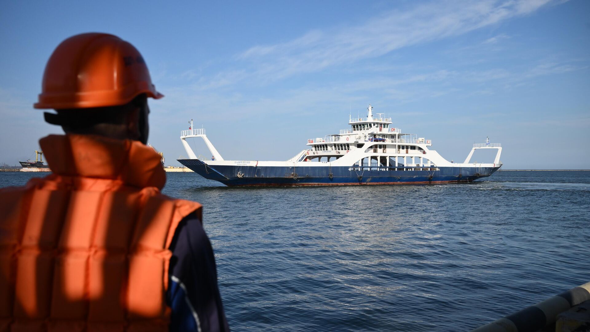 Автомобильно-пассажирский паром Лаврентий в акватории морского порта Мариуполя - РИА Новости, 1920, 17.08.2022