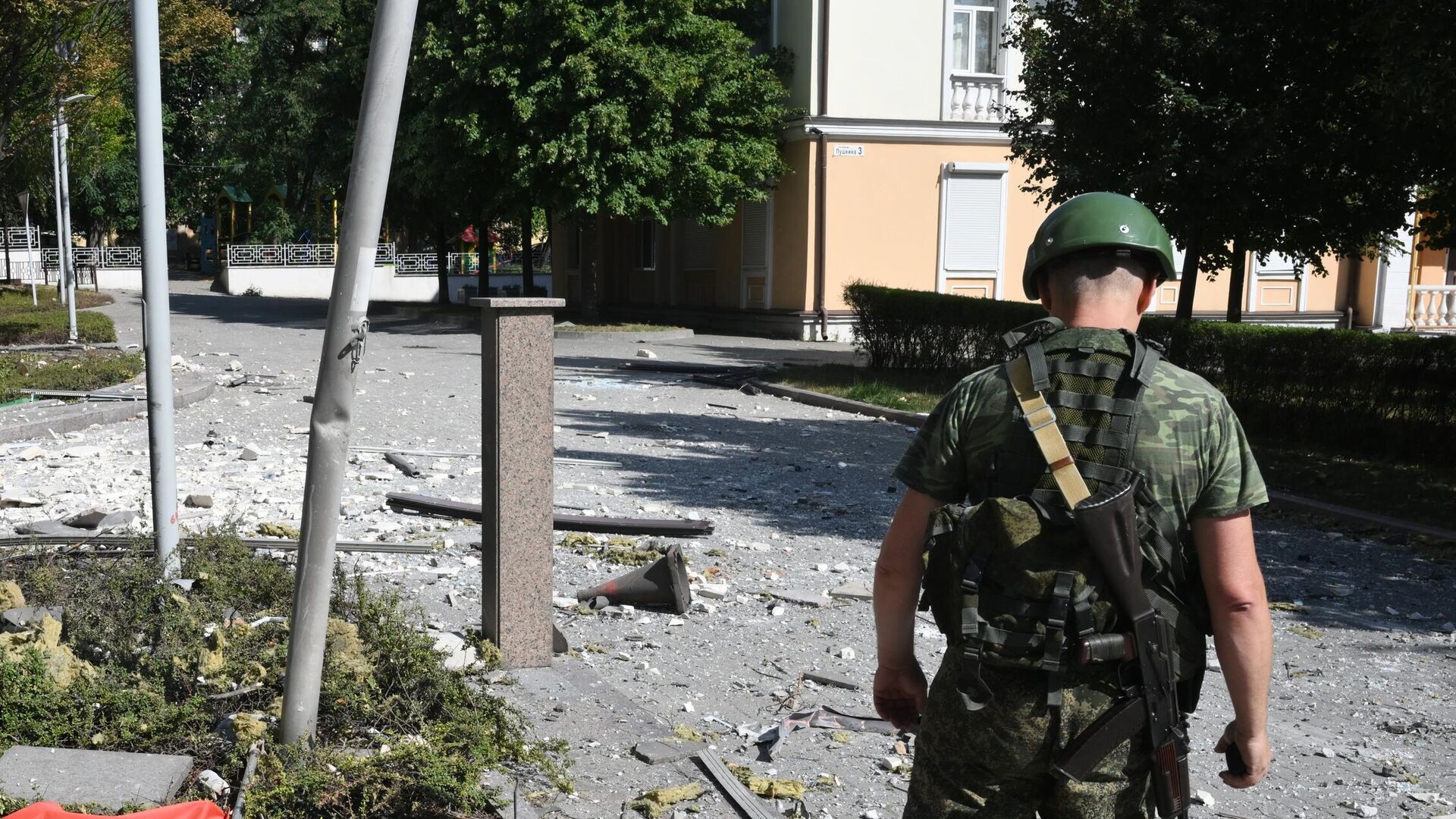 Военнослужащий на месте обрушения верхнего фасада здания в результате обстрела ВСУ в Донецке - РИА Новости, 1920, 23.08.2022