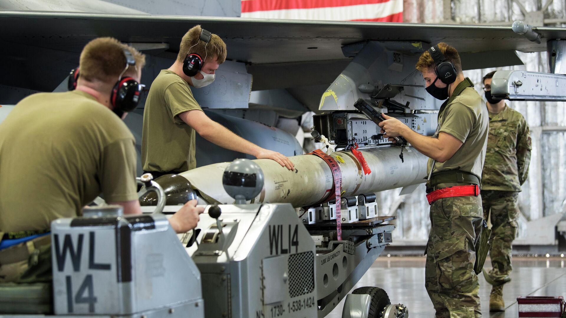 Военнослужащие ВВС США закрепляют ракету AGM-88 HARM на F-16 Fighting Falcon. Архивное фото - РИА Новости, 1920, 10.07.2024