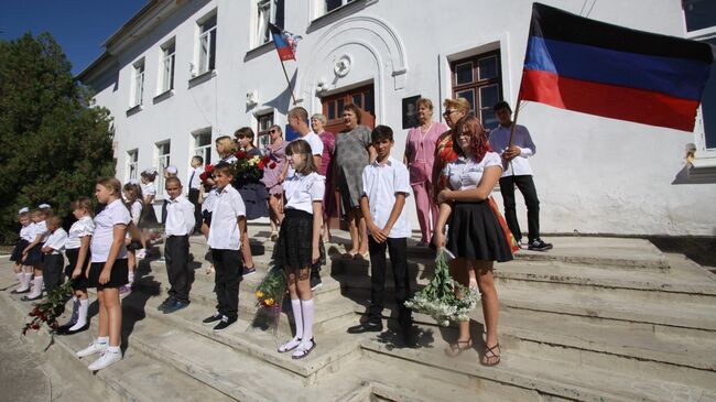 Ученики на праздничной линейке в школе в День знаний в селе Саханка Донецкой области