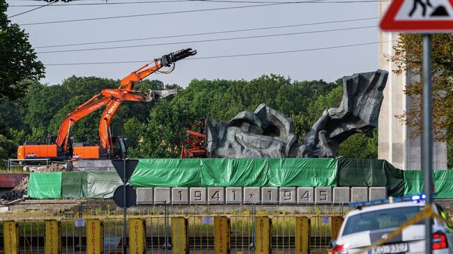 Снос скульптурного изображения Родины-матери памятника воинам Советской Армии - освободителям Советской Латвии и Риги