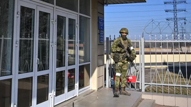 Сотрудник Росгвардии возле здания Каховской ГЭС