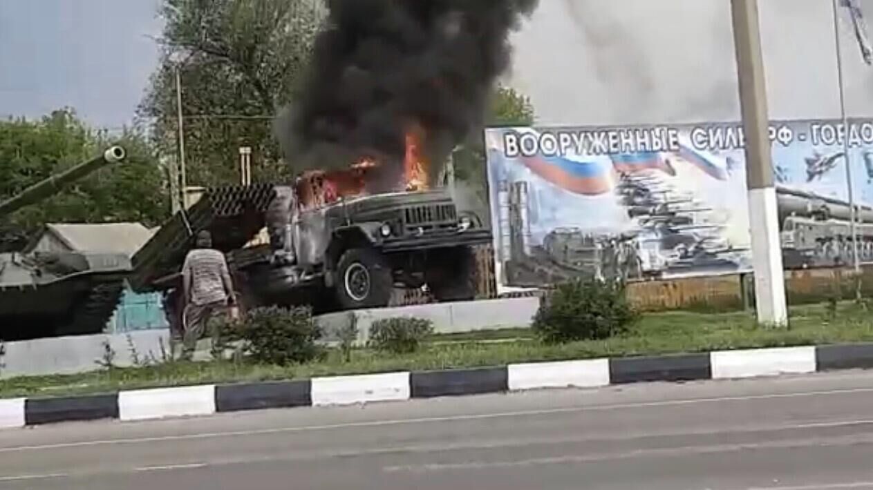 Пожар в памятнике-автомобиле ЗИЛ 131 Град в Воробьевском районе Воронежской области - РИА Новости, 1920, 29.08.2022