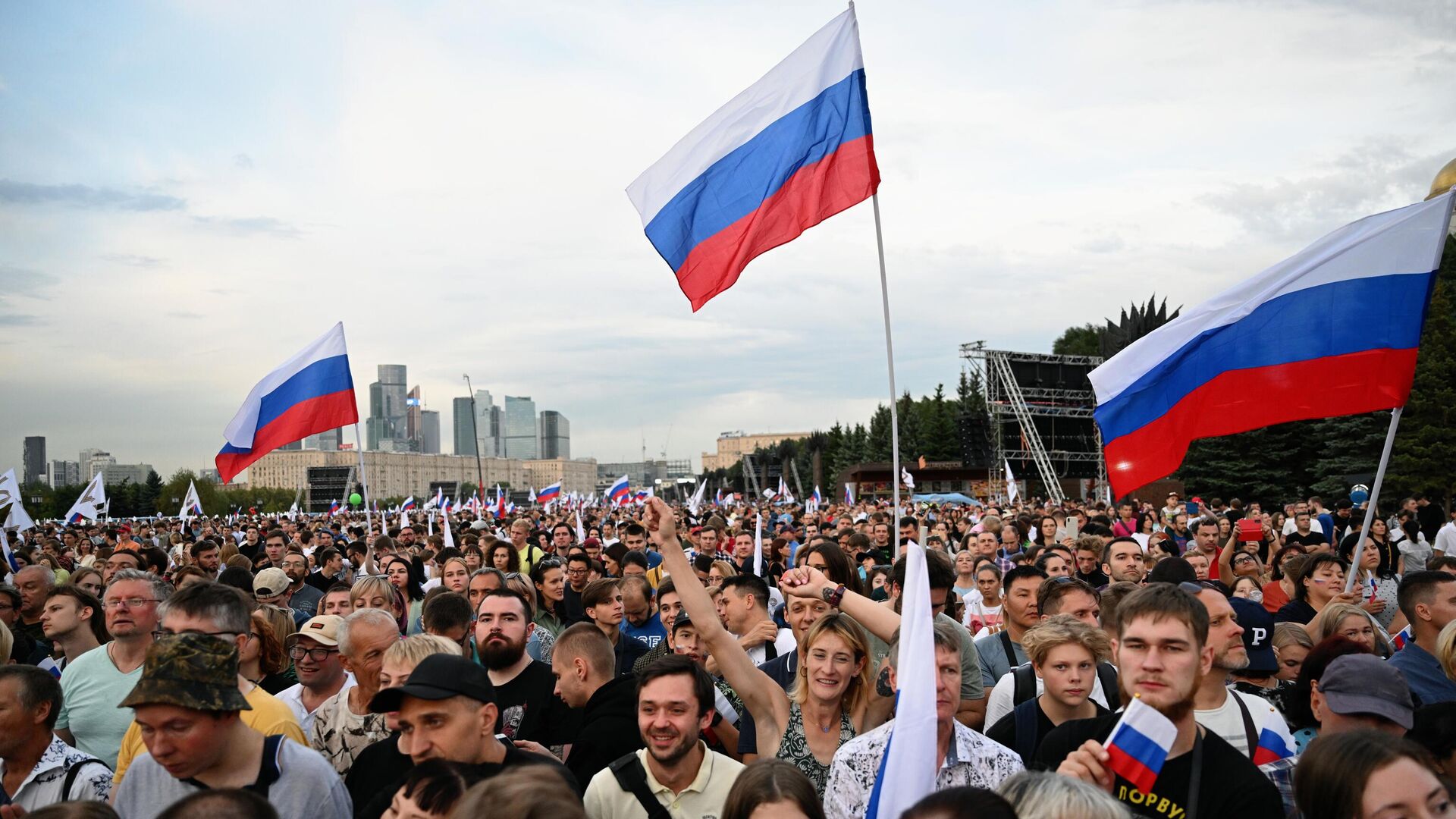 Зрители на праздничном концерте, посвященном Дню Государственного флага России, на Поклонной горе в Москве - РИА Новости, 1920, 27.07.2023