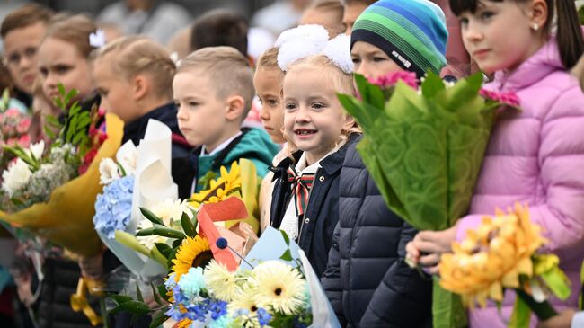 Первоклассники на торжественной линейке в День знаний