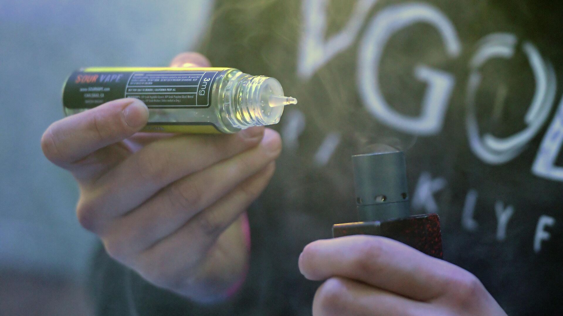 Посетитель на специализированной выставке vape-индустрии - РИА Новости, 1920, 25.11.2025