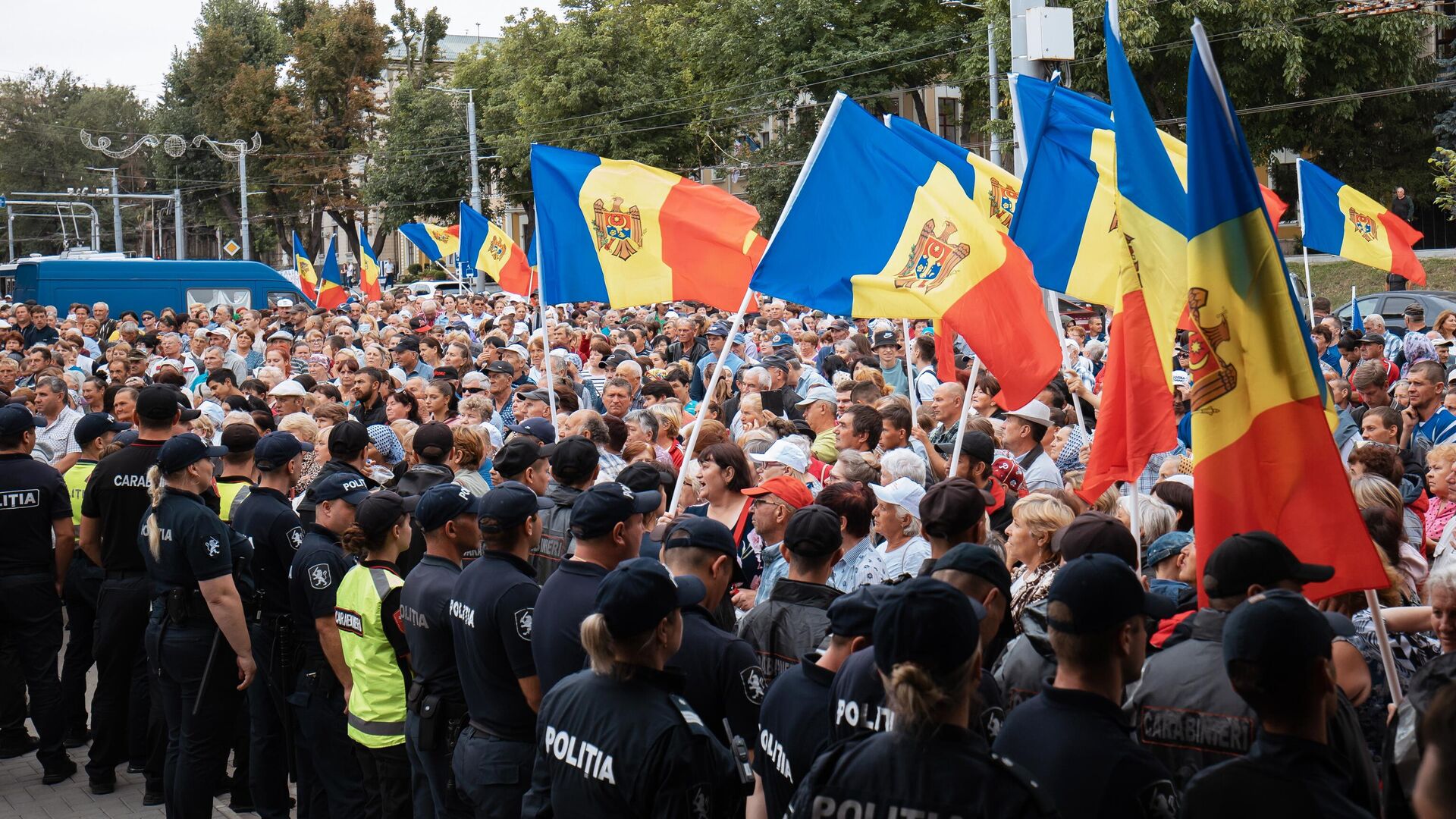 Сотрудники правоохранительных органов и протестующие перед зданием администрации президента Молдавии в Кишиневе - РИА Новости, 1920, 11.10.2024