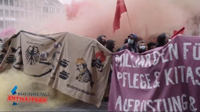 Участники акции протеста против поставок оружия Украине в Касселе, Германия. 2 сентября 2022