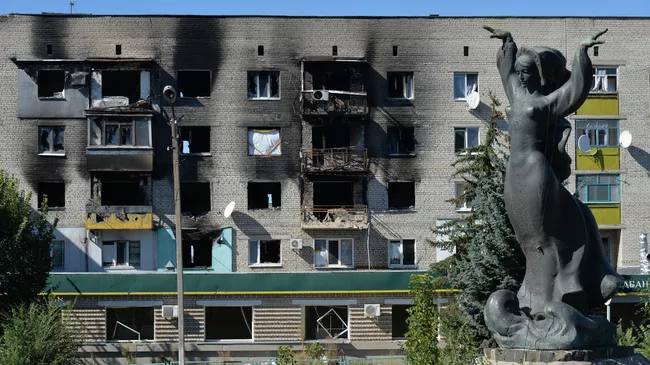 Здание в районе автовокзала в Изюме, разрушенное при обстрелах со стороны ВСУ. Архивное фото