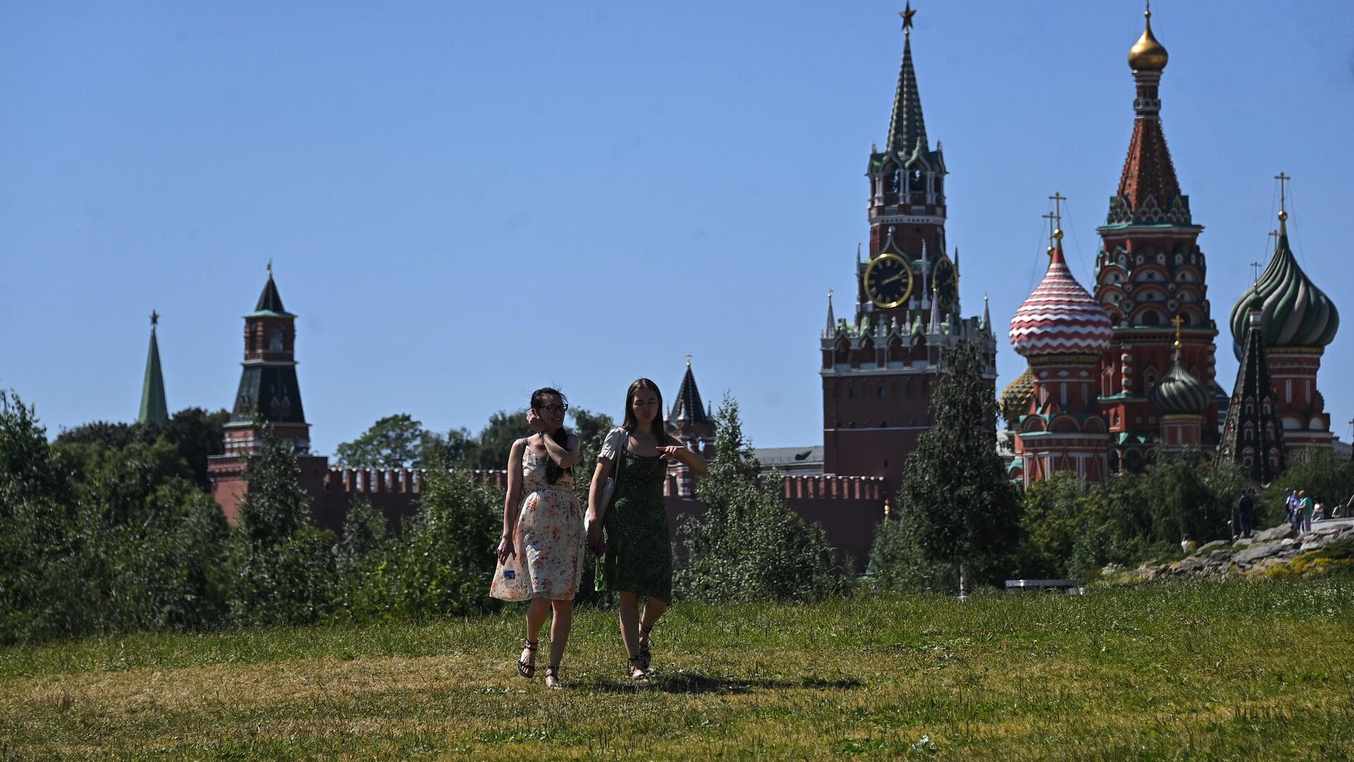 Девушки гуляют в природно-ландшафтном парке Зарядье в Москве - РИА Новости, 1920, 02.08.2023