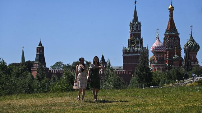 Девушки гуляют в природно-ландшафтном парке Зарядье в Москве