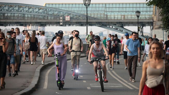 Отдыхающие на Пушкинской набережной в Центральном парке культуры и отдыха им. Горького